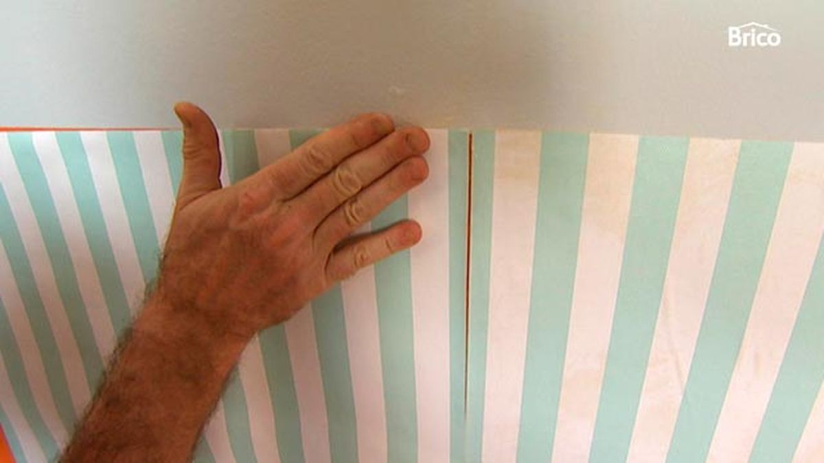 Empapelar la pared paso 8