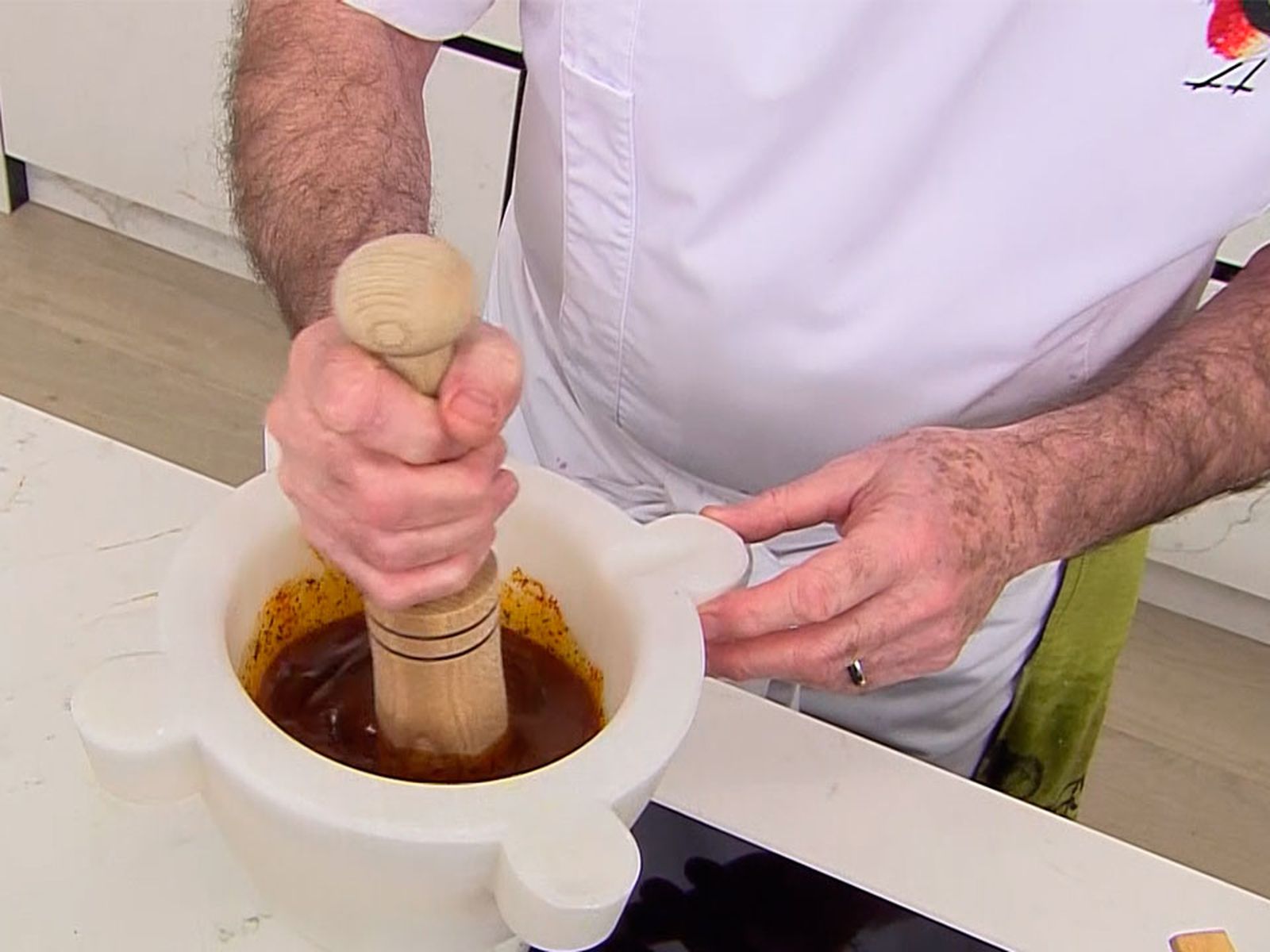 Maja bien todos los ingredientes en un mortero receta salsa chimichurri karlos arguinano paso3