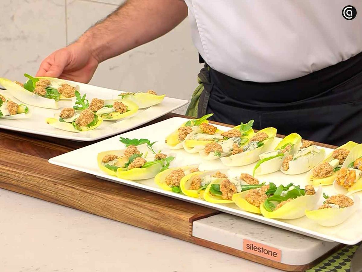 Sirve la ensalada de endivias y pera con queso azul