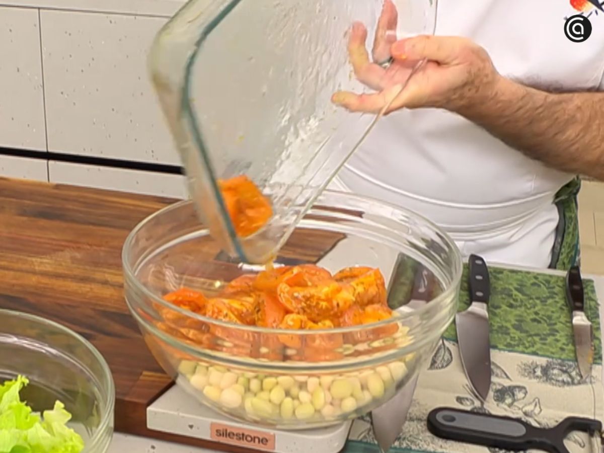 Las pochas se mezclan con el tomate asado, su jugo y el caldo del salteado para que se impregnen bien.