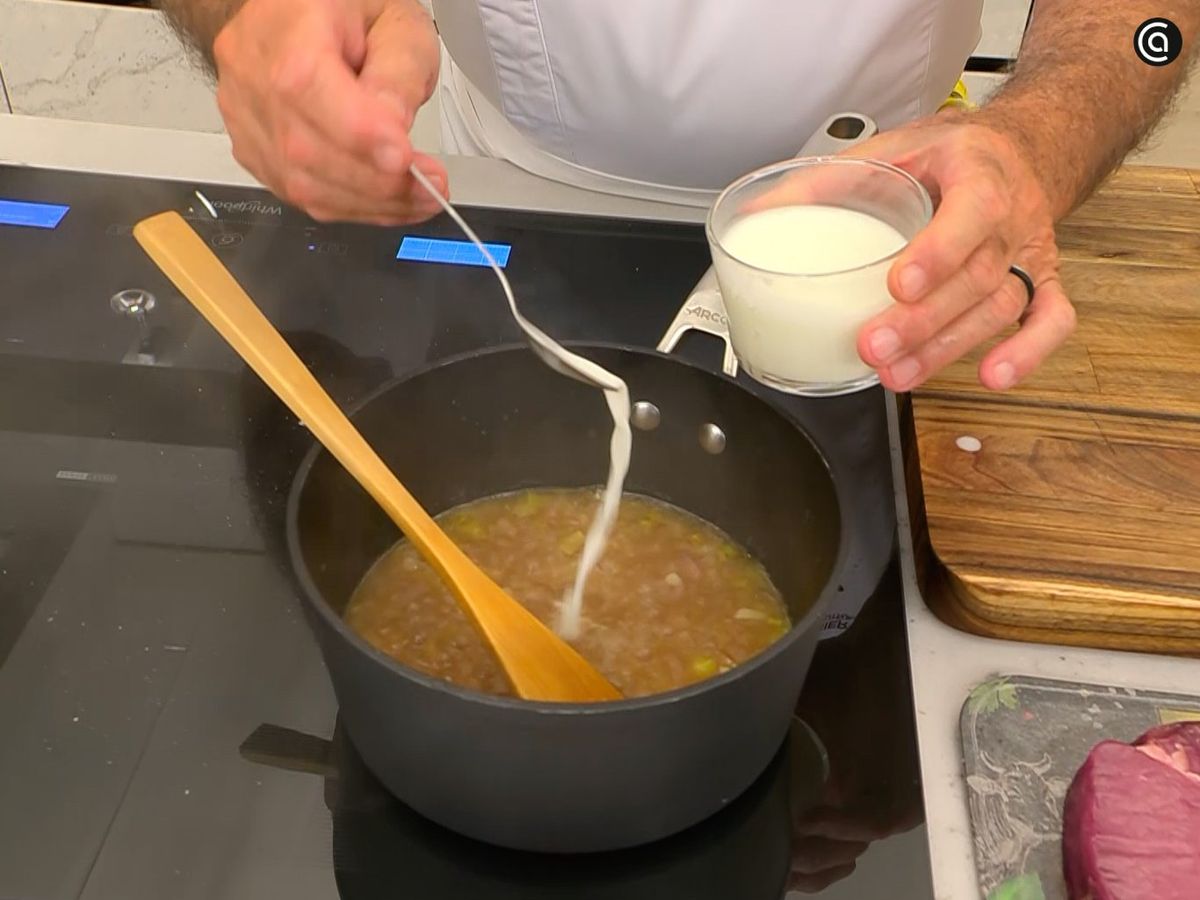 Añade harina de maíz refinada diluida en agua fría