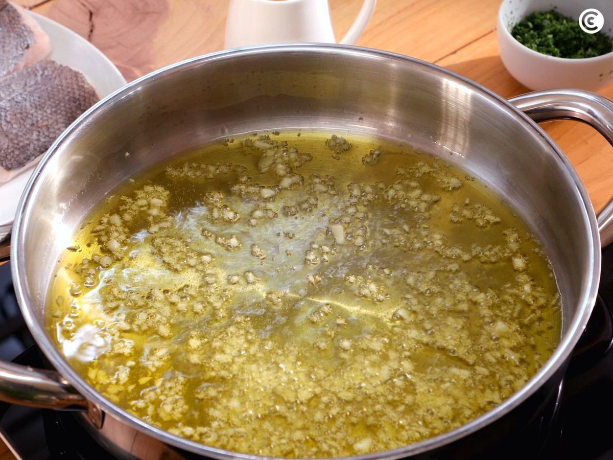 Sofreír el ajo para hacer la salsa verde