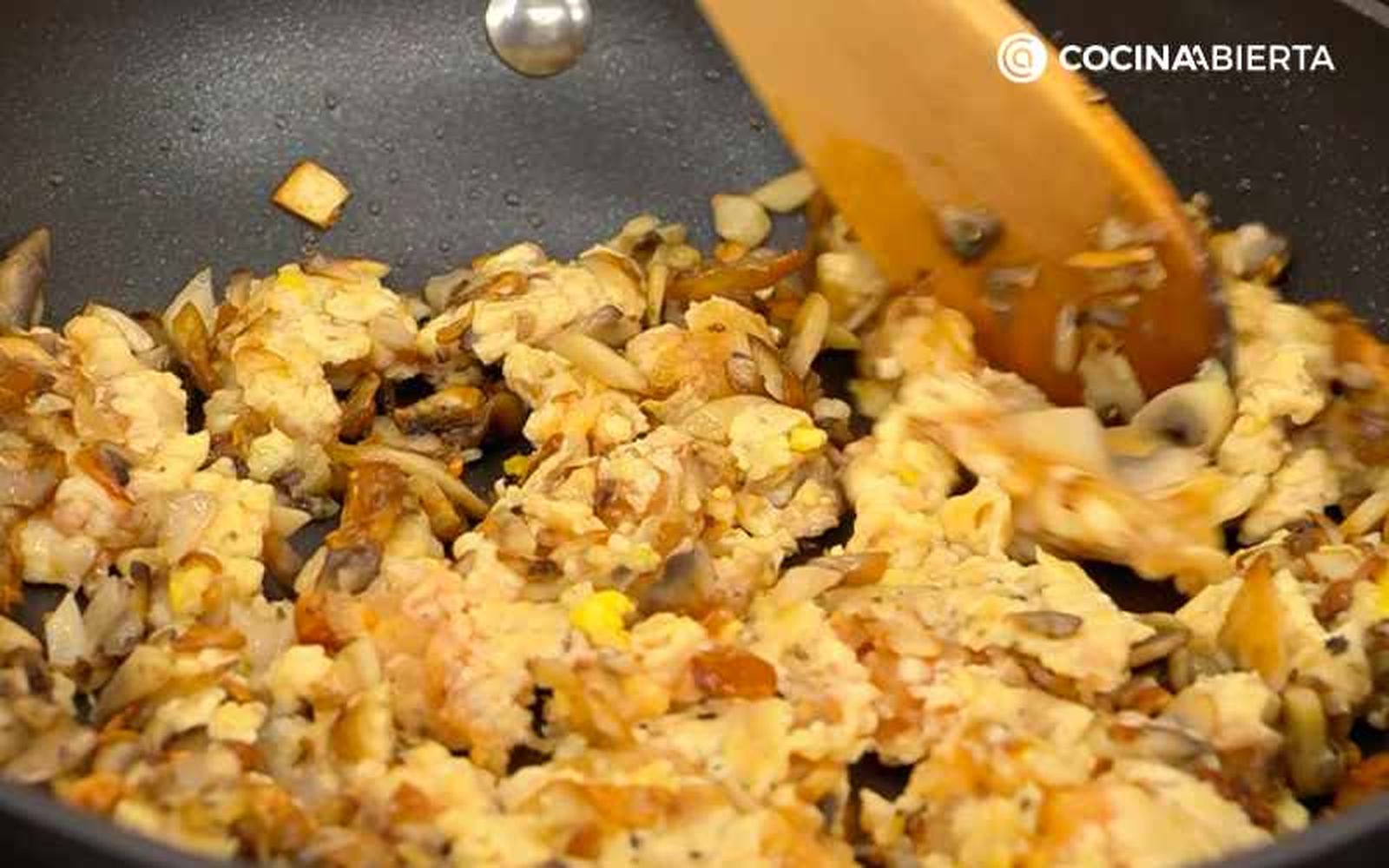 Cocina los champiñones con la carne de las alas de pollo Cocina los champiñones con la carne de las alas de pollo