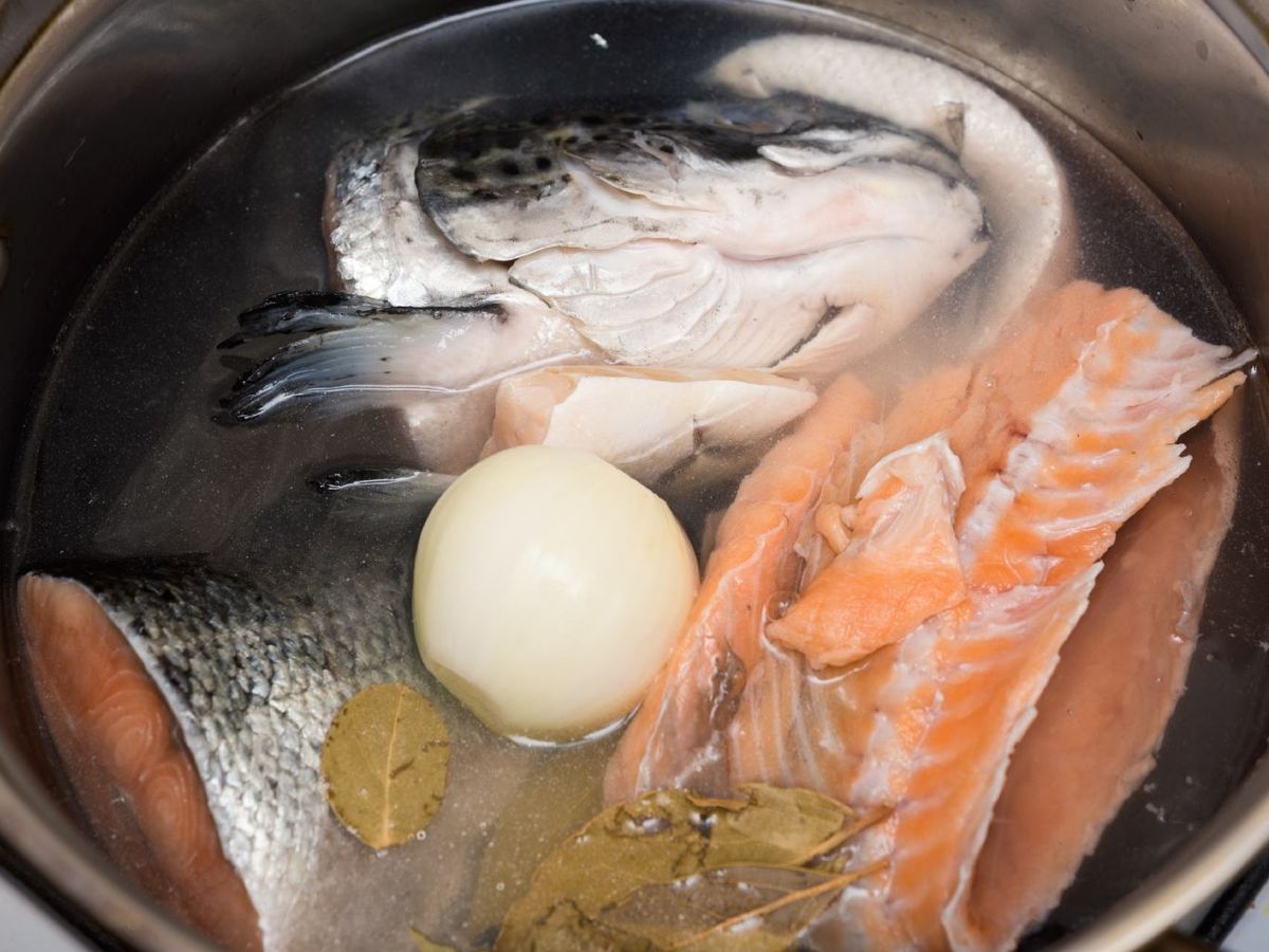 Los huesos, vegetales y hierbas se cuecen en agua para extraer el sabor