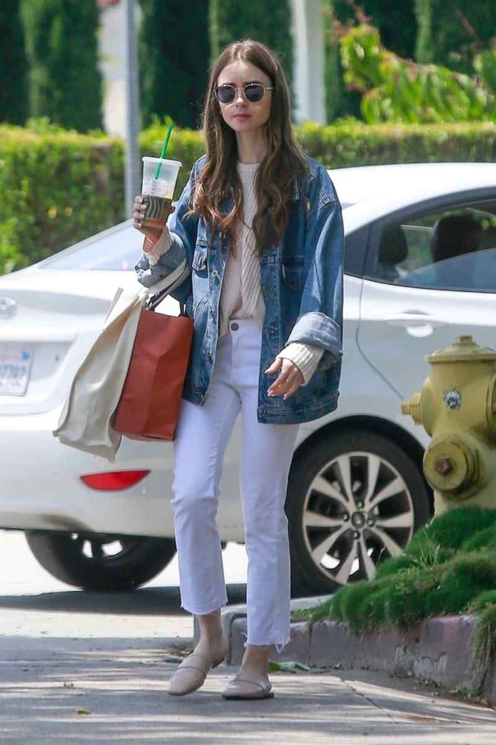 Lily Collins con vaquero cropped en blanco