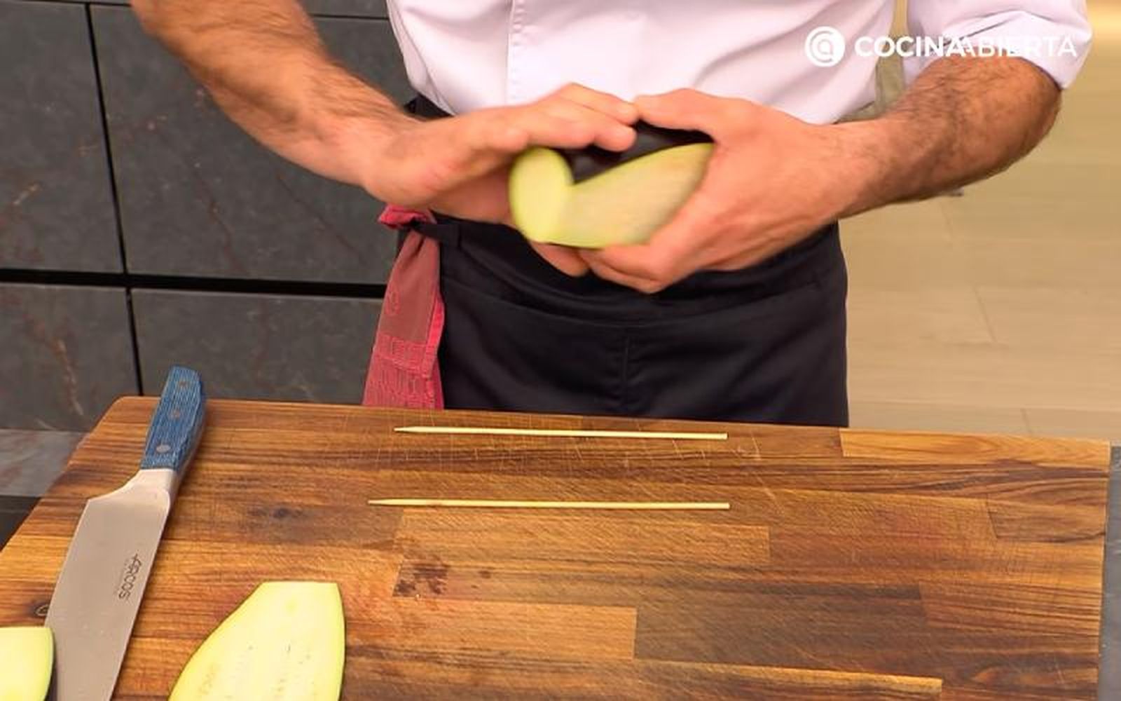 Coloca los palillos sobre la mesa. Coloca los palillos sobre la mesa.