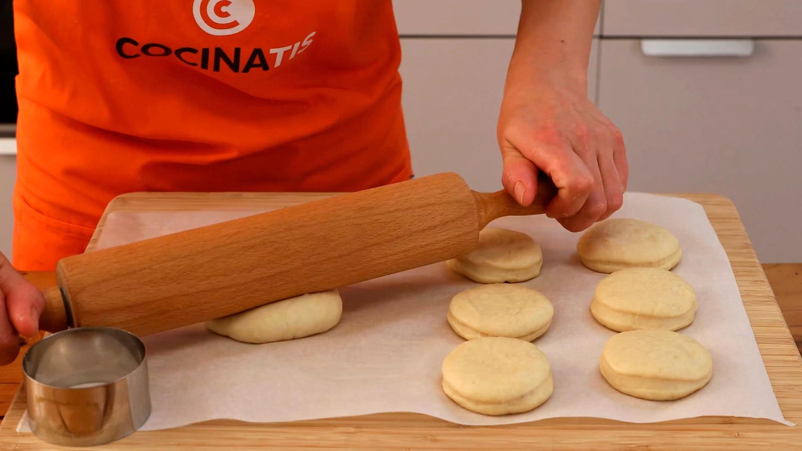 Corta la masa en círculos y extiéndela con ayuda de un rodillo Receta de berlinas rellenas de mermelada paso 5