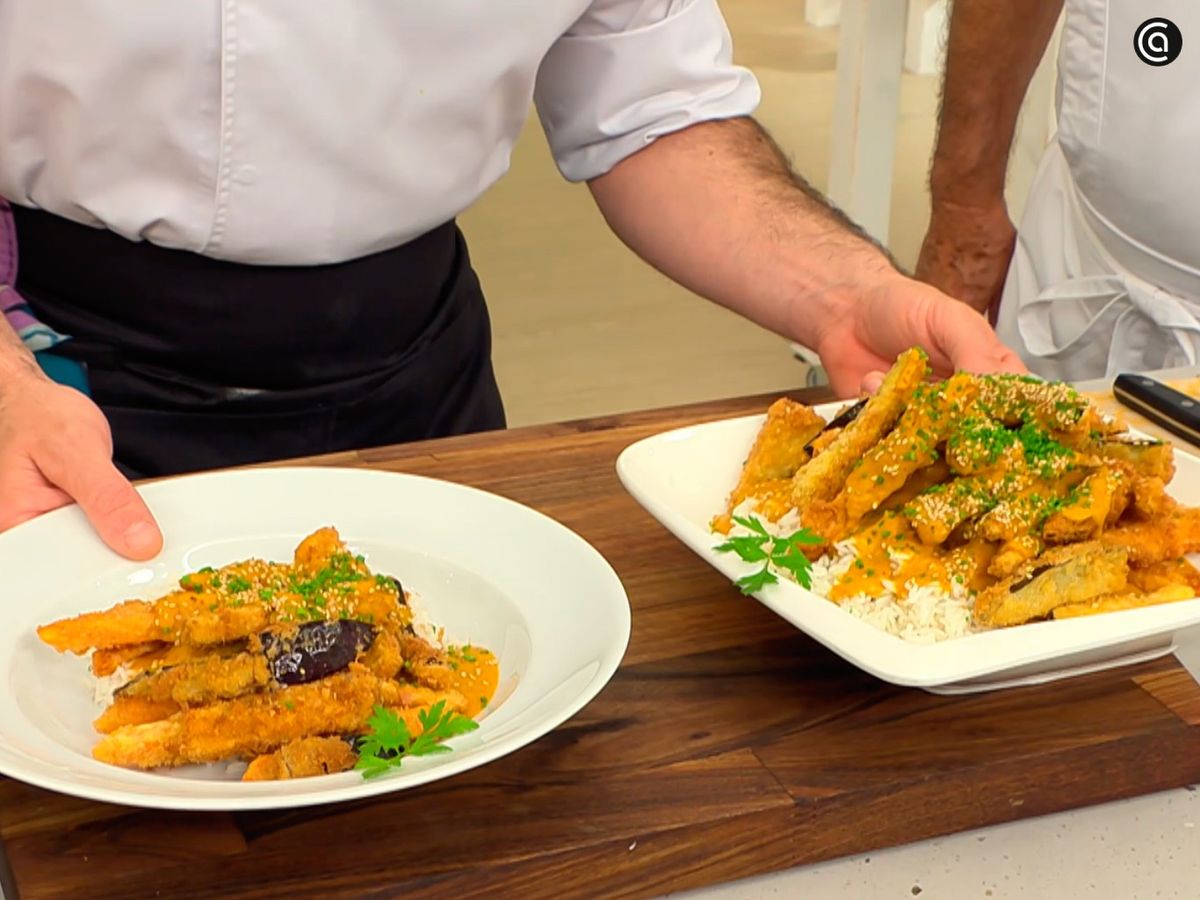 Espolvorea sésamo y cebollino picado sobre el katsu curry de berenjena y boniato