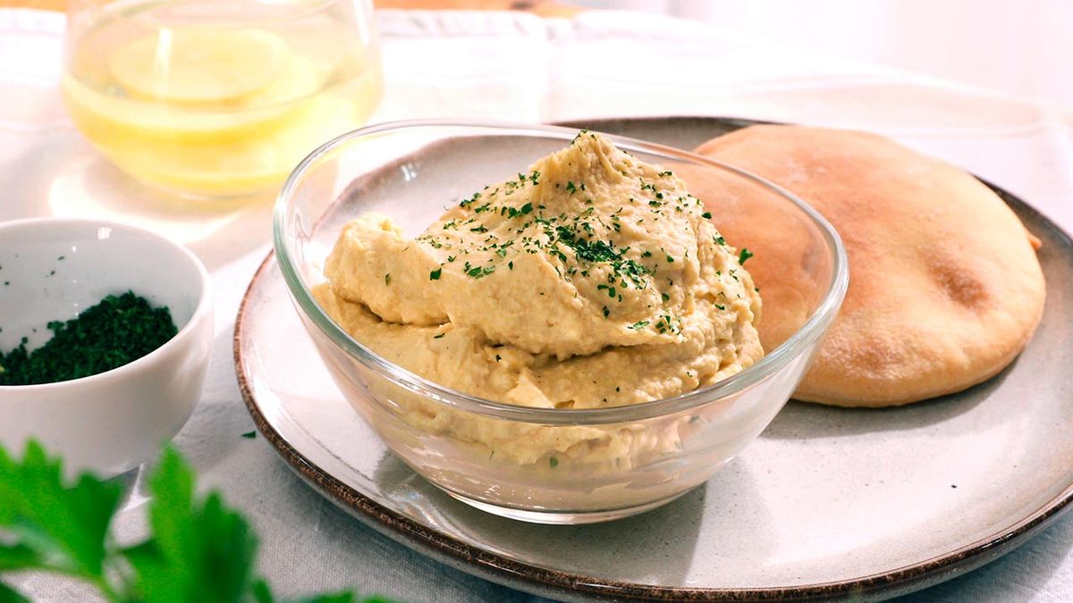 Disfruta de un delicioso hummus de garbanzos, cremoso y lleno de sabor, ideal como aperitivo o acompañante