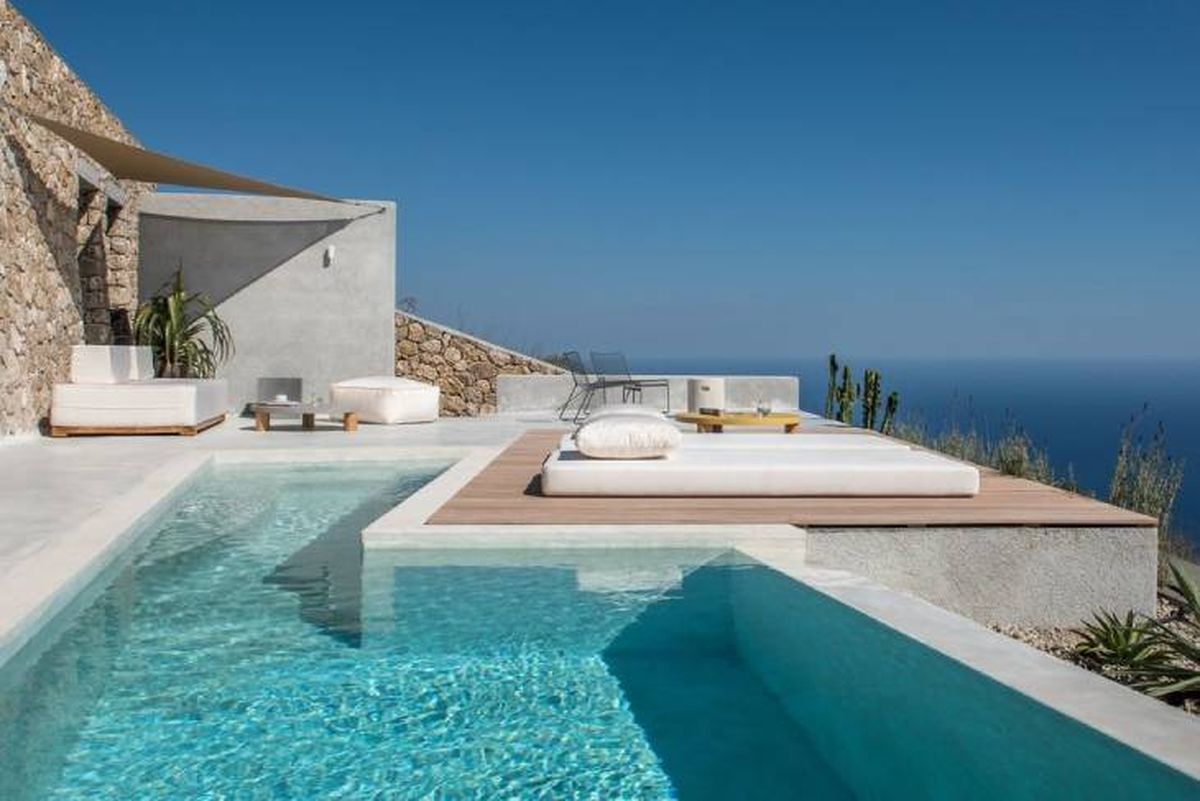 Piscina de la Villa en la Montaña del Profeta Ilias de Santorini.