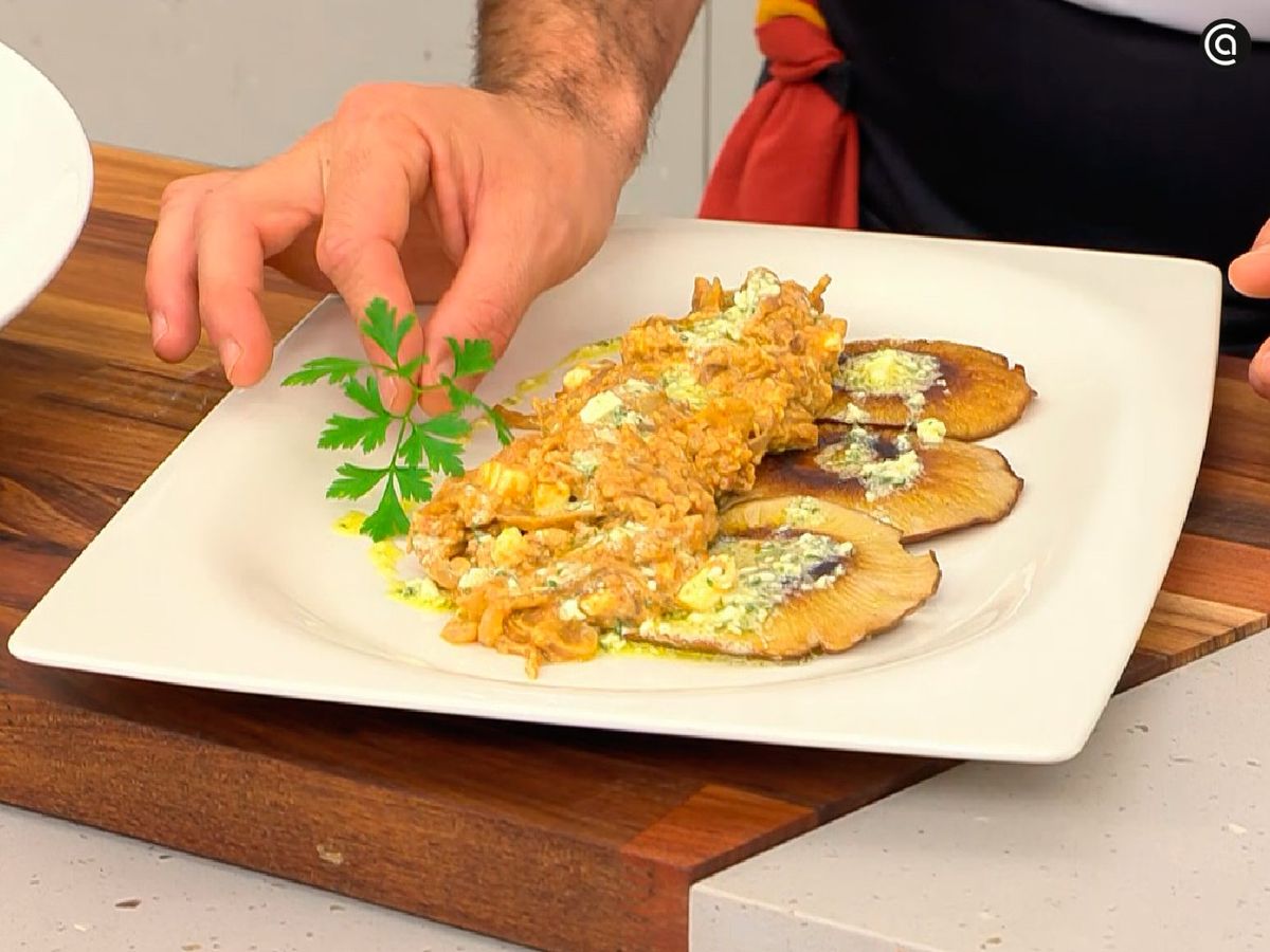 Adereza la strapatsada con el aceite de tomillo y queso