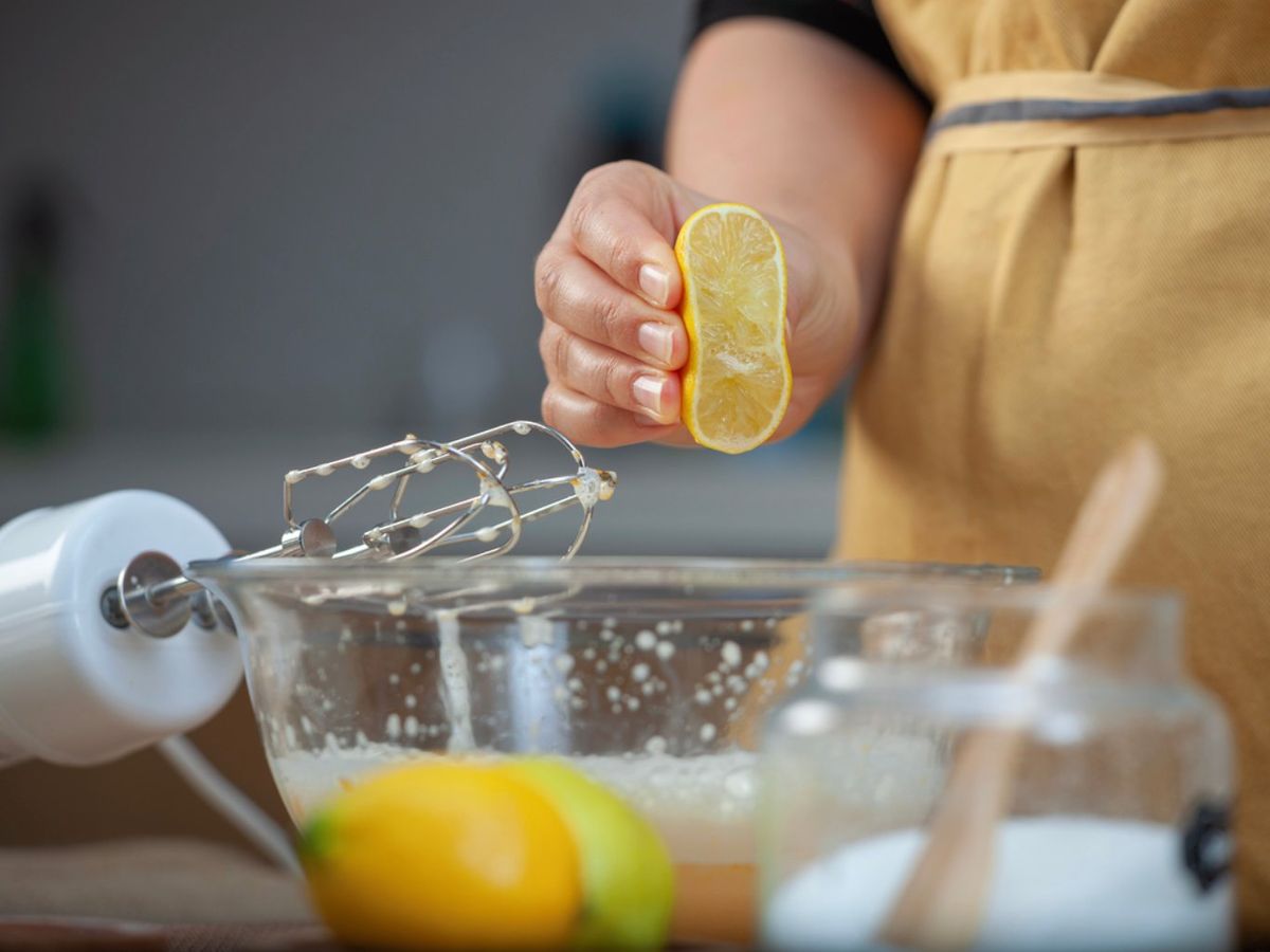 El zumo se utiliza como ácido natural, para aliños, marinados, salsas, repostería y bebidas