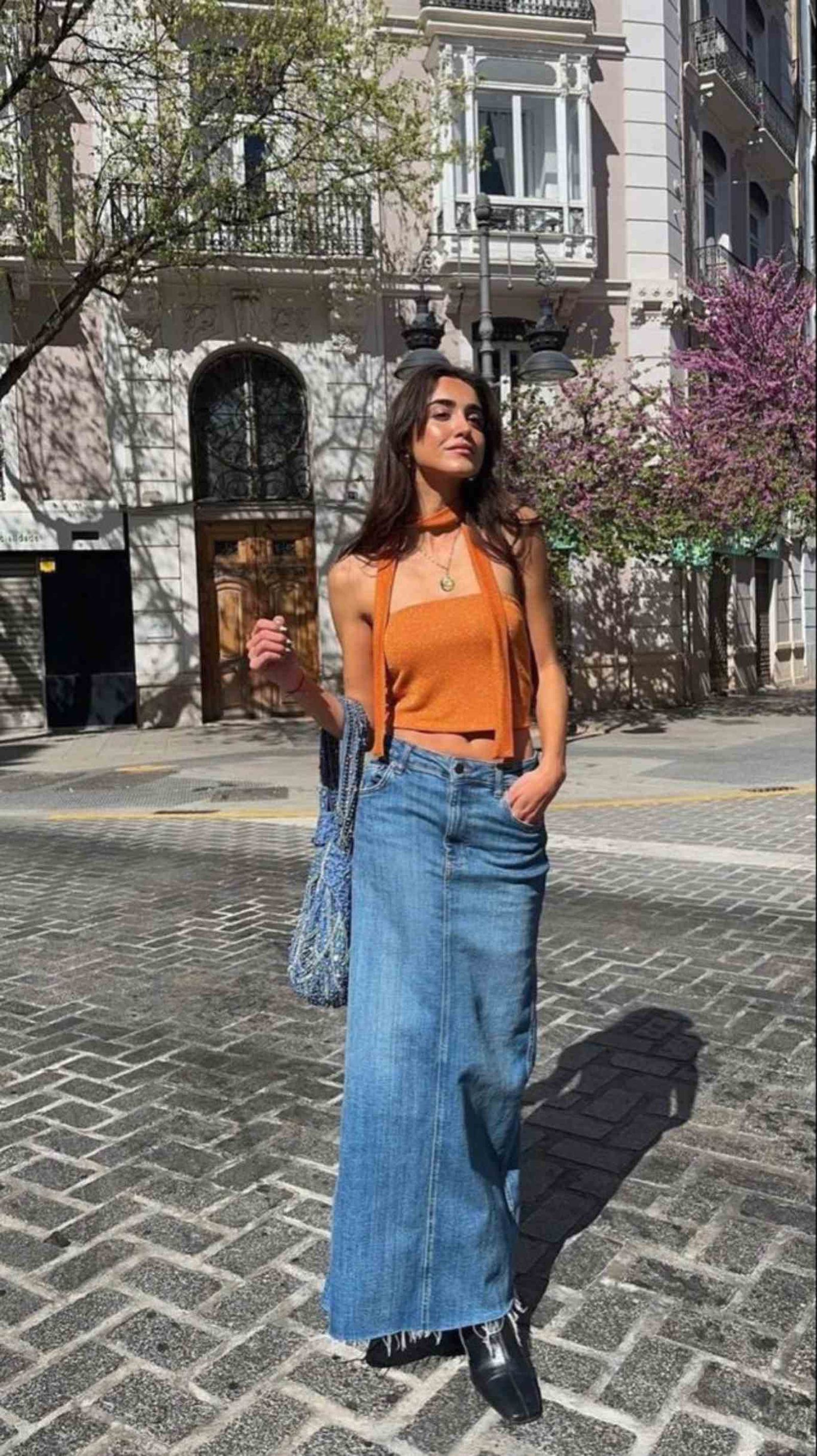 Falda vaquera larga con top naranja. Falda vaquera larga con top naranja.