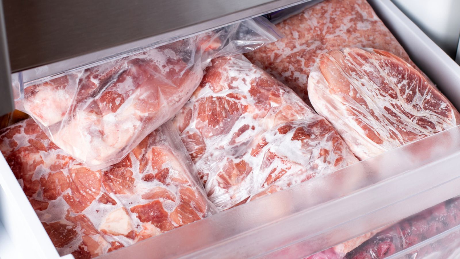 La clave para conservar bien la carne congelada es empaquetarla herméticamente y etiquetarla.