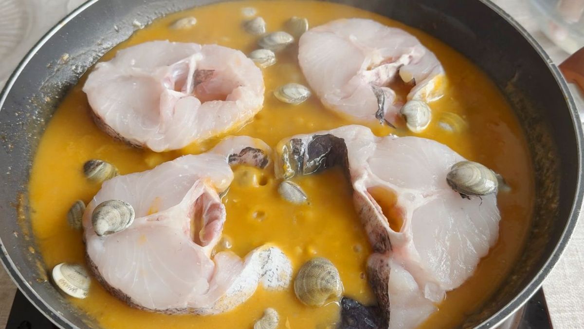 Agrega la merluza y las almejas a la cazuela