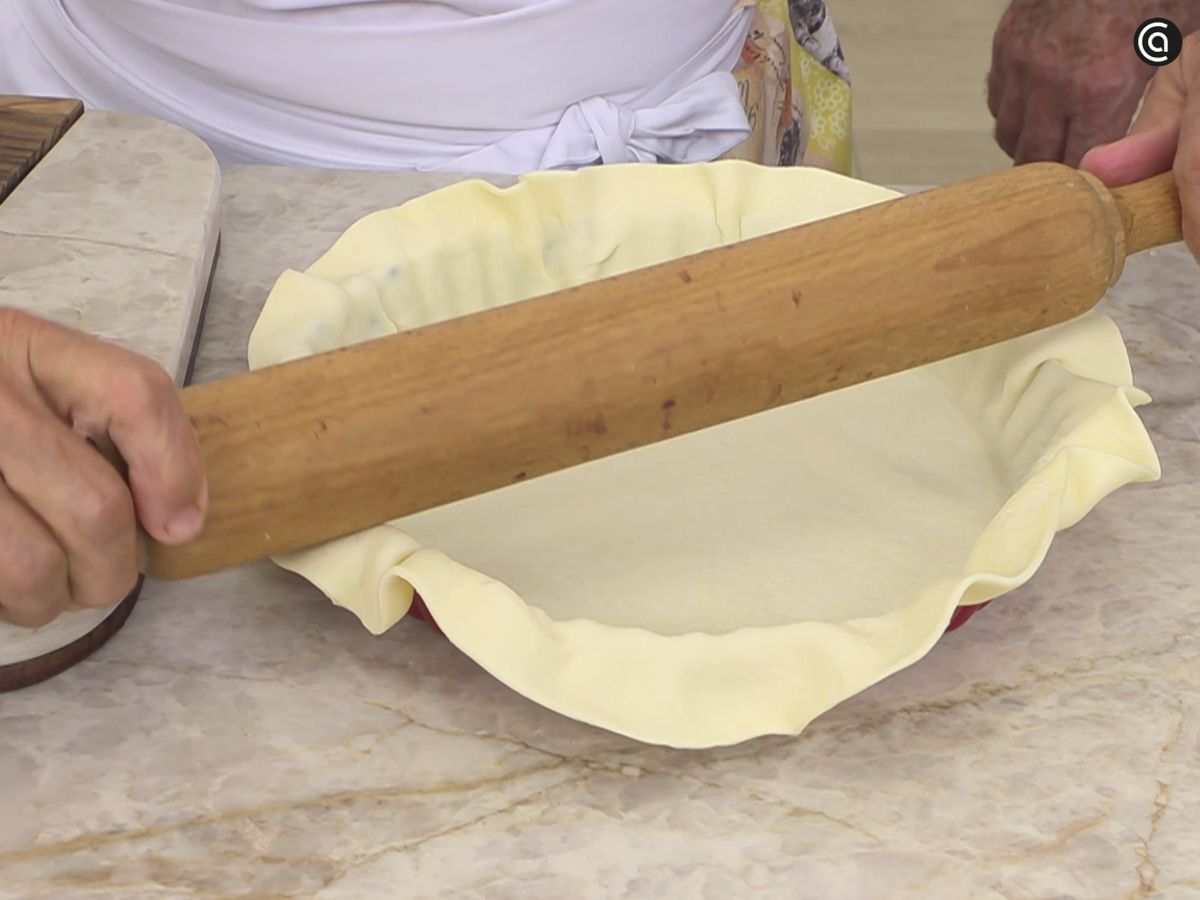 Retira el sobrante del hojaldre y resérvalo para preparar otro postre