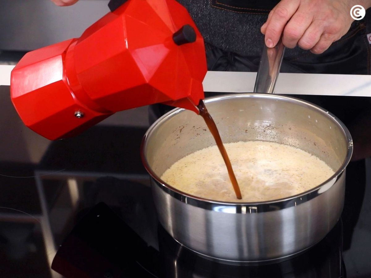 Mezclar la leche con el café para el pumpkin spice latte