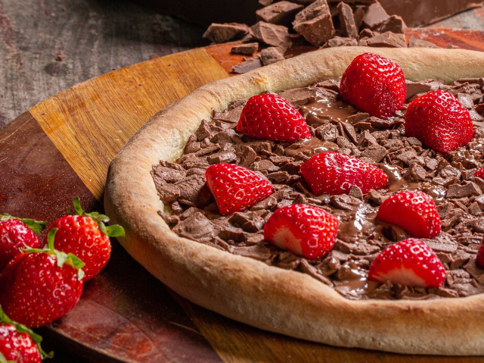 Una versión dulce de la pizza, con crema de chocolate, virutas y fresas frescas.