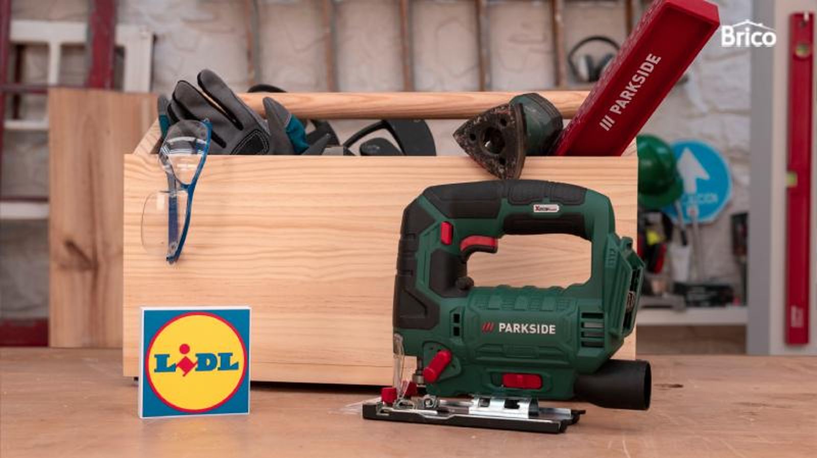 Caja de madera con herramientas Caja de madera con herramientas