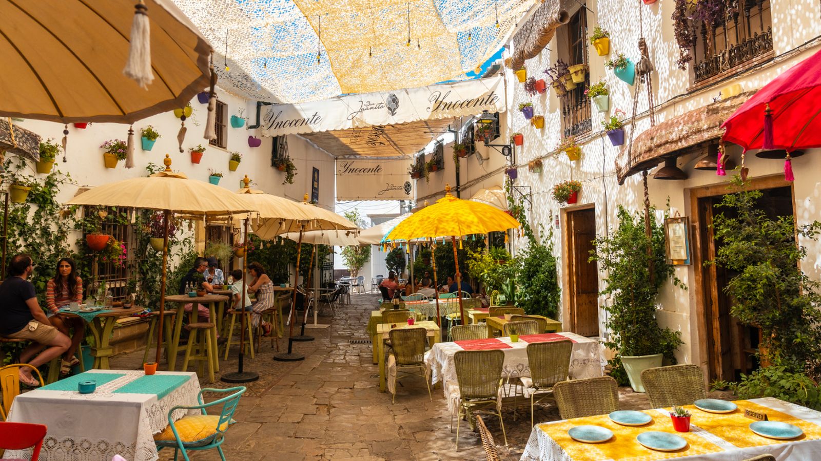 Calles llenas de vida, patios andaluces y el mejor escenario para disfrutar de un vino y unas tapas al aire libre. Calles llenas de vida, patios andaluces y el mejor escenario para disfrutar de un vino y unas tapas al aire libre.