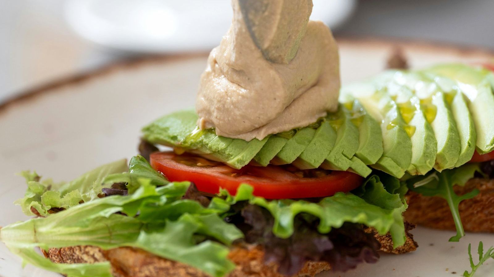 Bocadillo vegano de hummus y aguacate Bocadillo vegano de hummus y aguacate