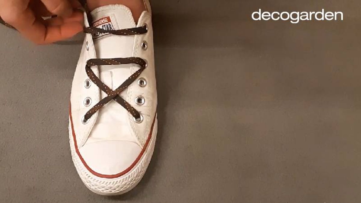 Paso cuatro para atar los cordones en forma de estrella.