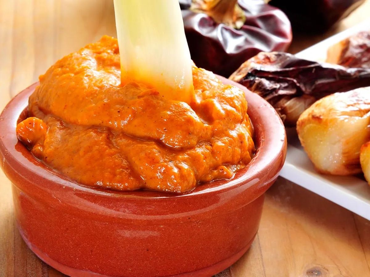 Salsa romesco casera elaborada con tomate asado, ñoras, almendras, ajo y pan: una receta tradicional catalana que conquista por su sabor tostado y mediterráneo.