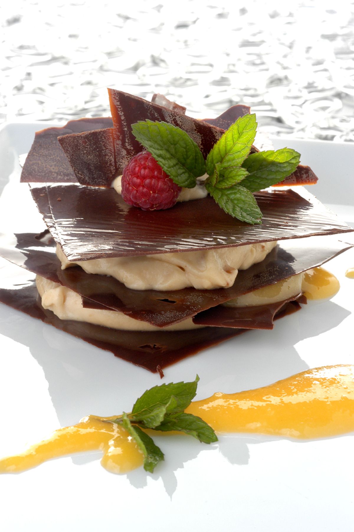 Milhojas de chocolate con crema de turron y yema xl