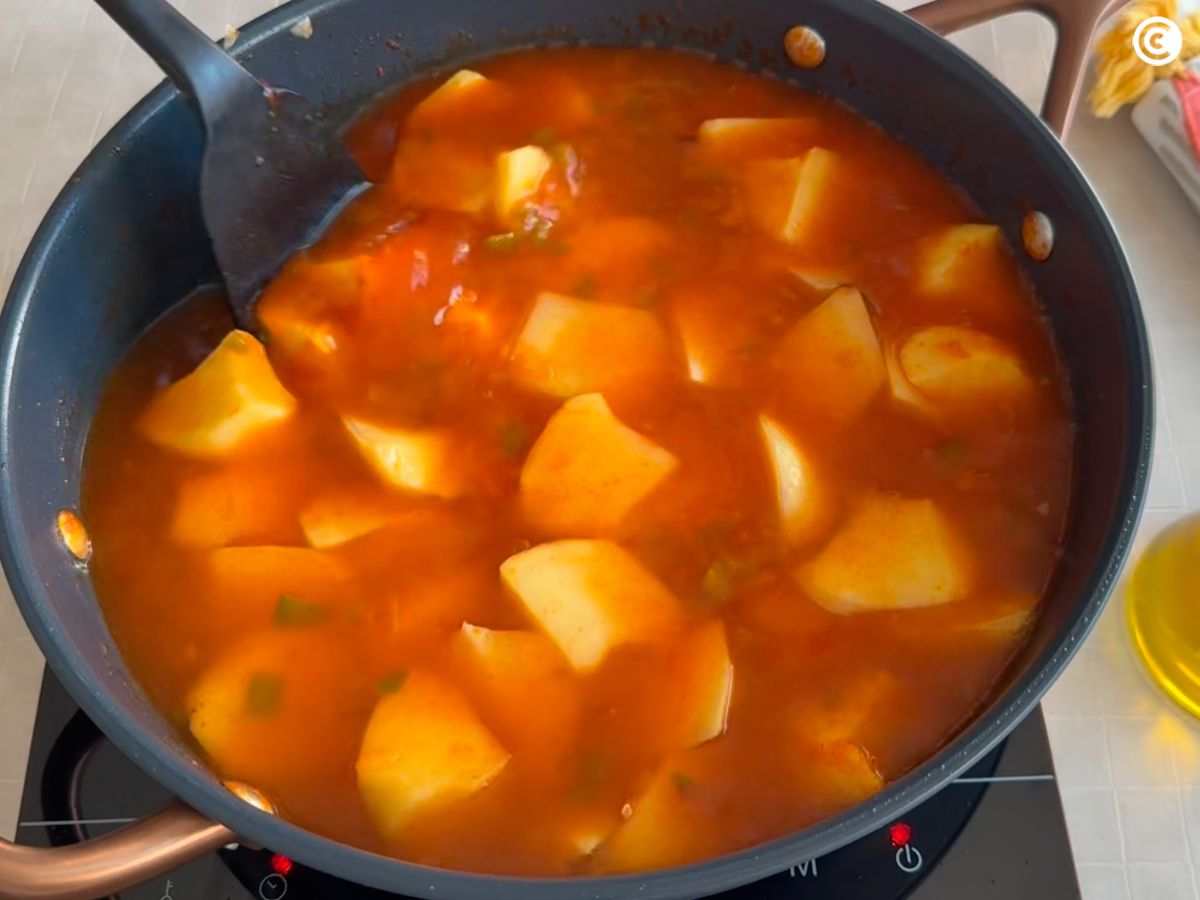 Cubre la cazuela con agua