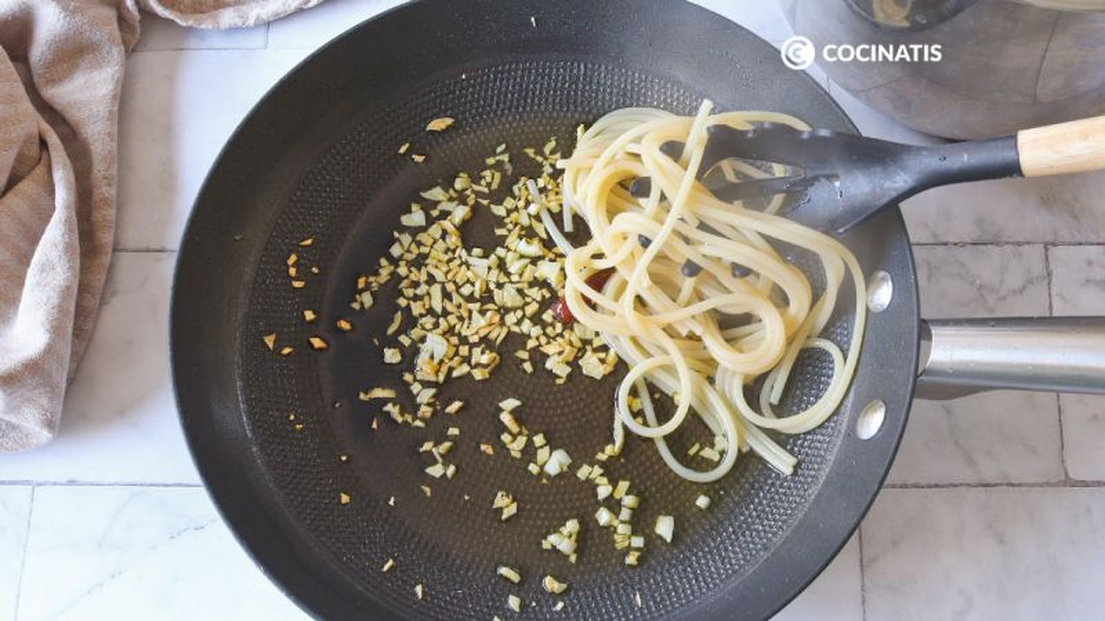 Preparamos los espaguetis al ajillo