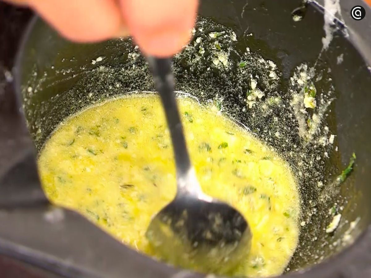 Machaca las hojas de tomillo con aceite y queso feta