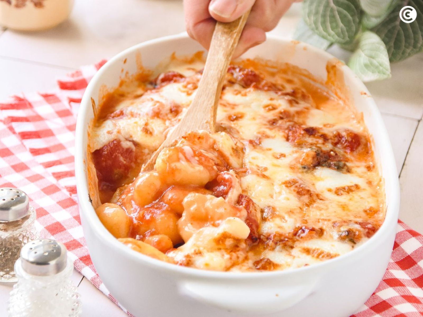 Ñoquis con tomate y queso