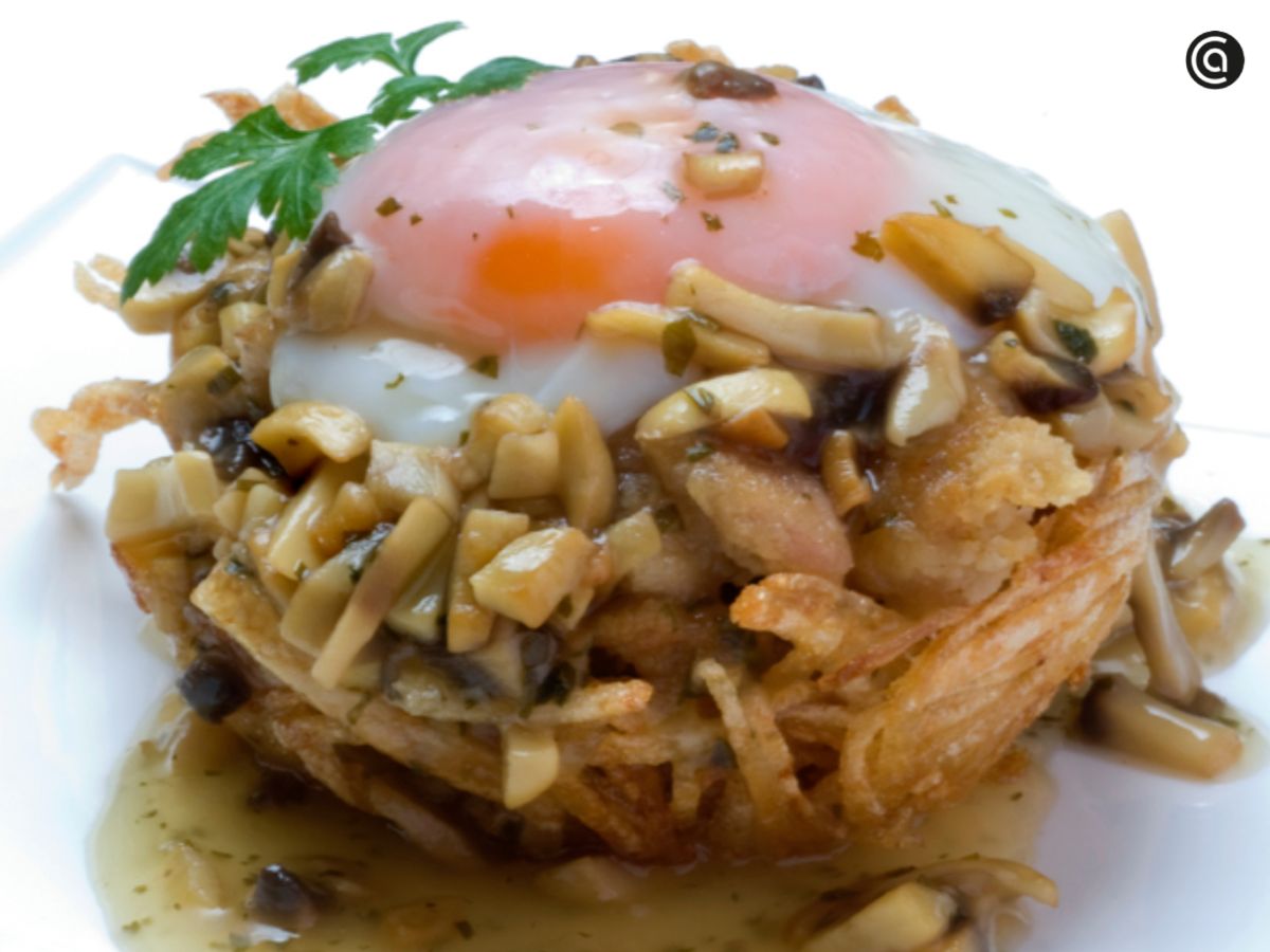 Los huevos nido, con base de patata rallada, son tan vistosos como fáciles de elaborar.