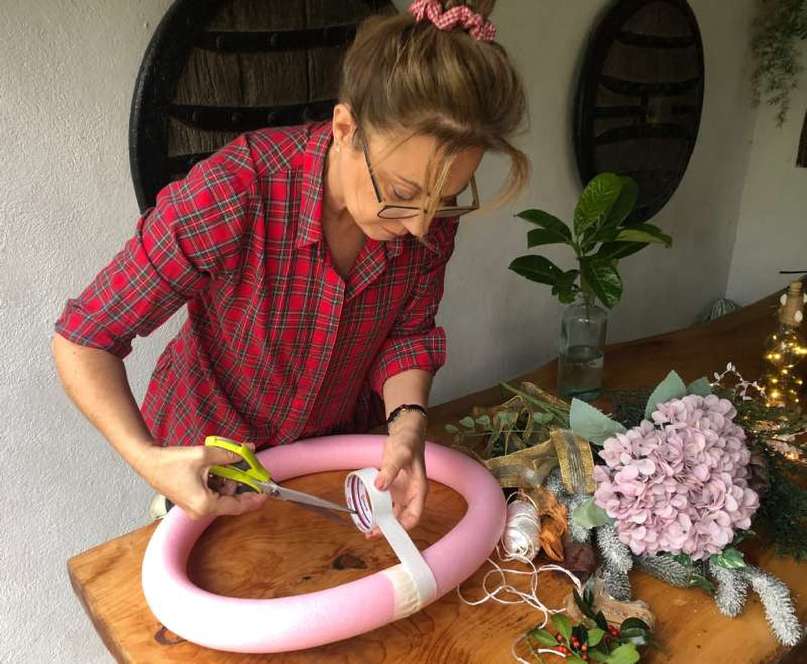 Formar la base de la corona con un churro de piscina. Formar la base de la corona con un churro de piscina.