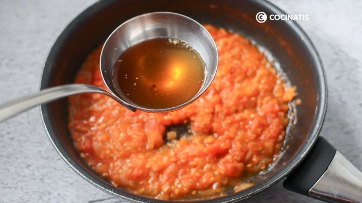 Agregamos un cazo de caldo a la salsa