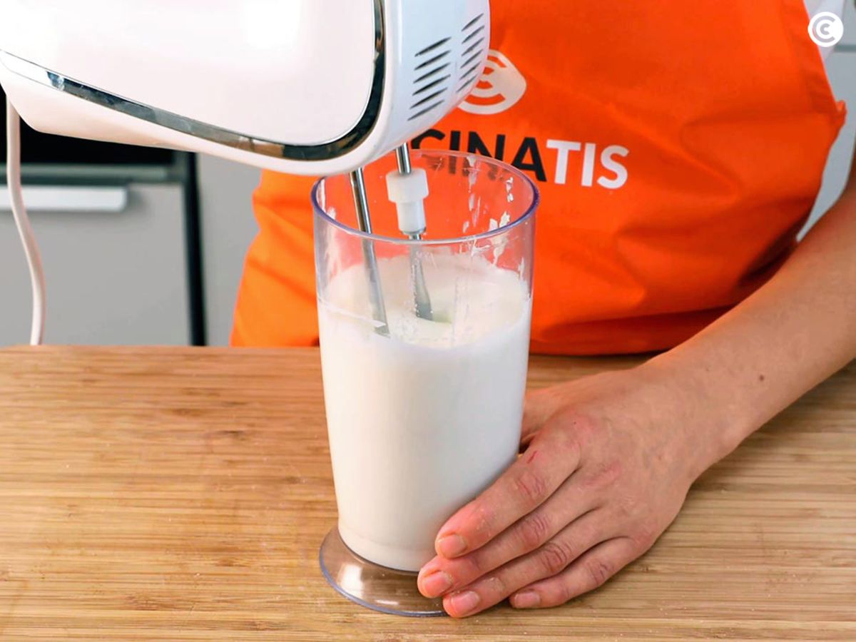 Bate los ingredientes para el glaseado