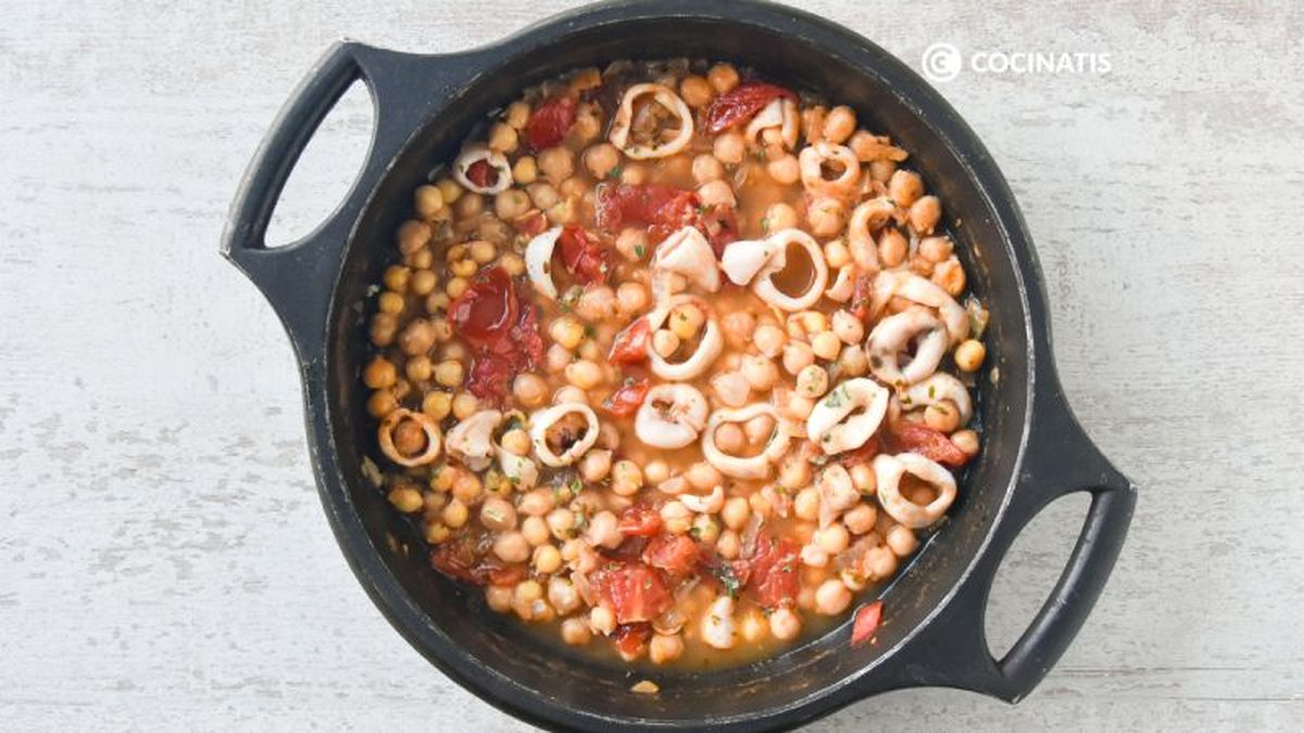 Cocinar los garbanzos con calamares