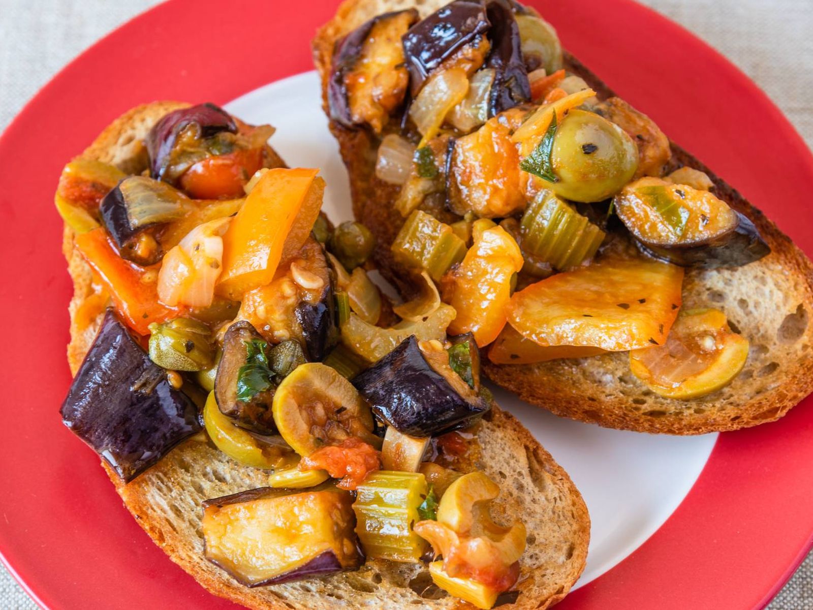 Se puede servir como antipasto sobre pan o bruschetta. Se puede servir como antipasto sobre pan o bruschetta.
