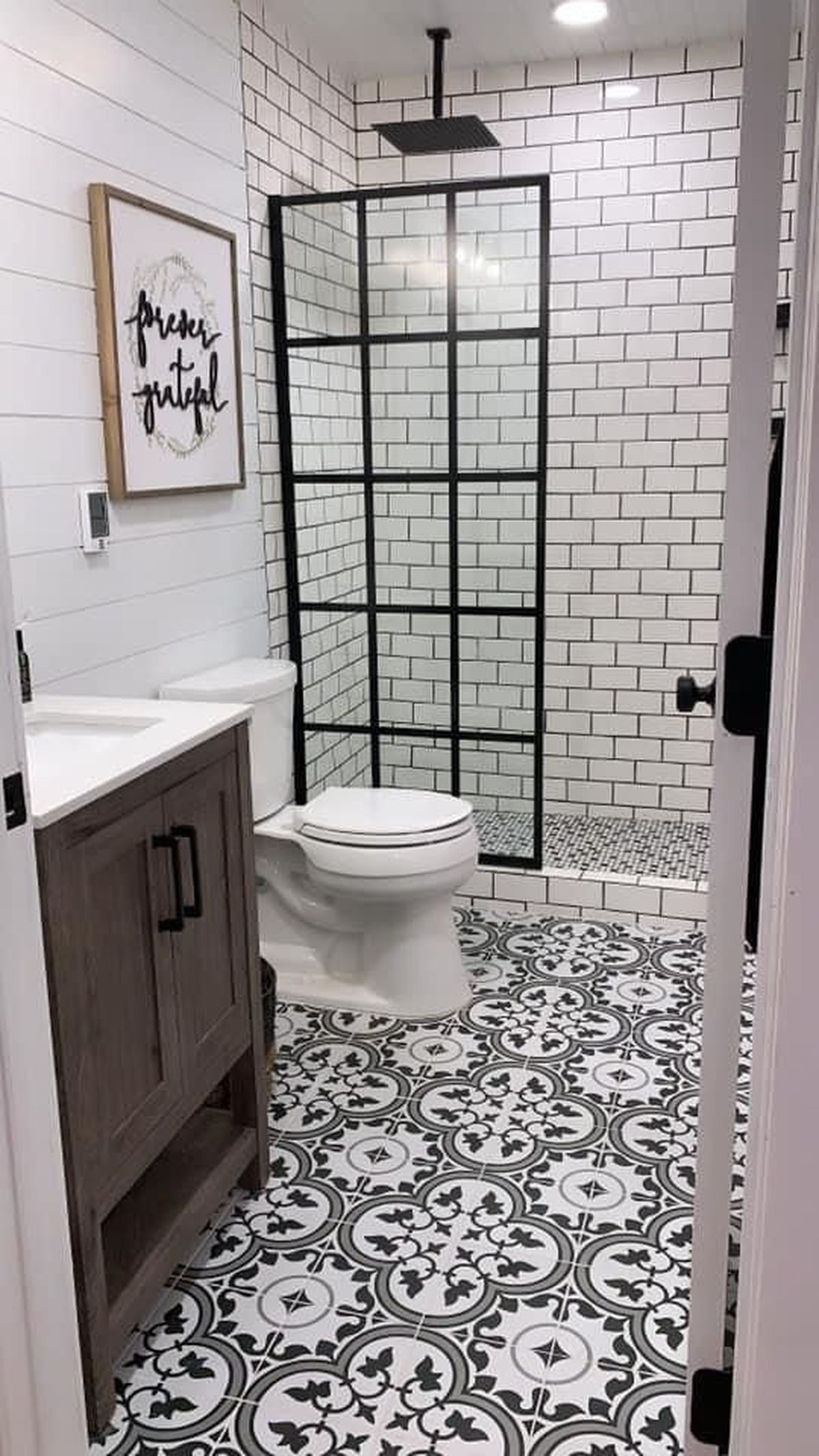 baño pequeño blanco y negro 3