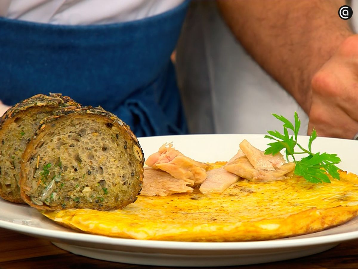 Acompaña la tortilla de pisto gratinada con el pan especiado y la ventresca