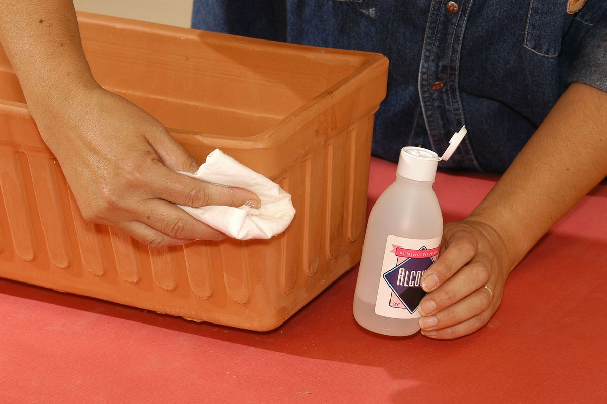 Cómo pintar una jardinera de terracota paso 1