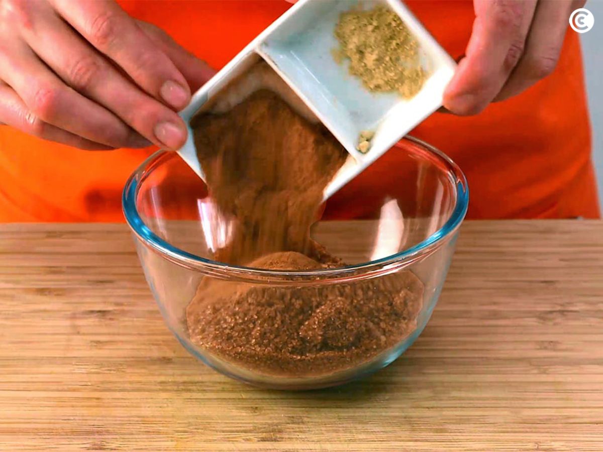 Incorpora los ingredientes para el relleno en un bol y mezcla bien