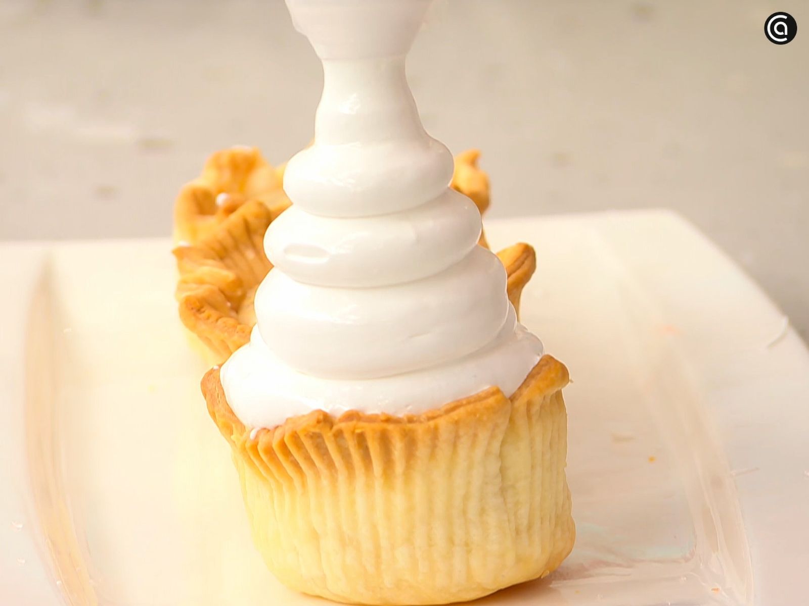 Rellena las carolinas con la crema interior y después el merengue italiano por encima