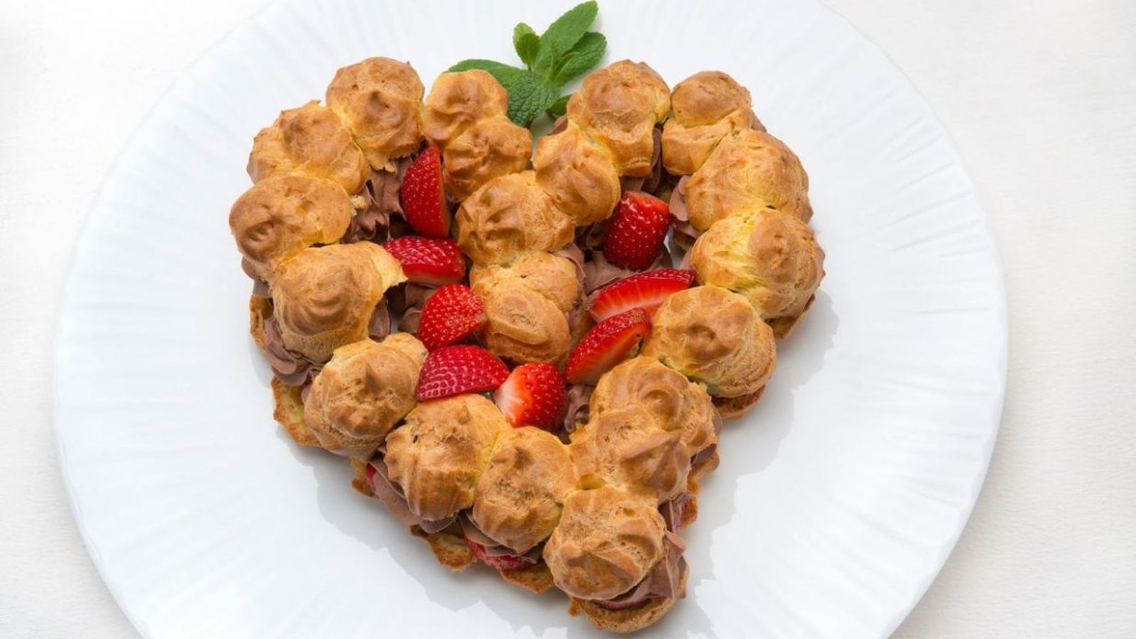 Corazón de chocolate y fresa de Eva Arguiñano, un postre para sorprender