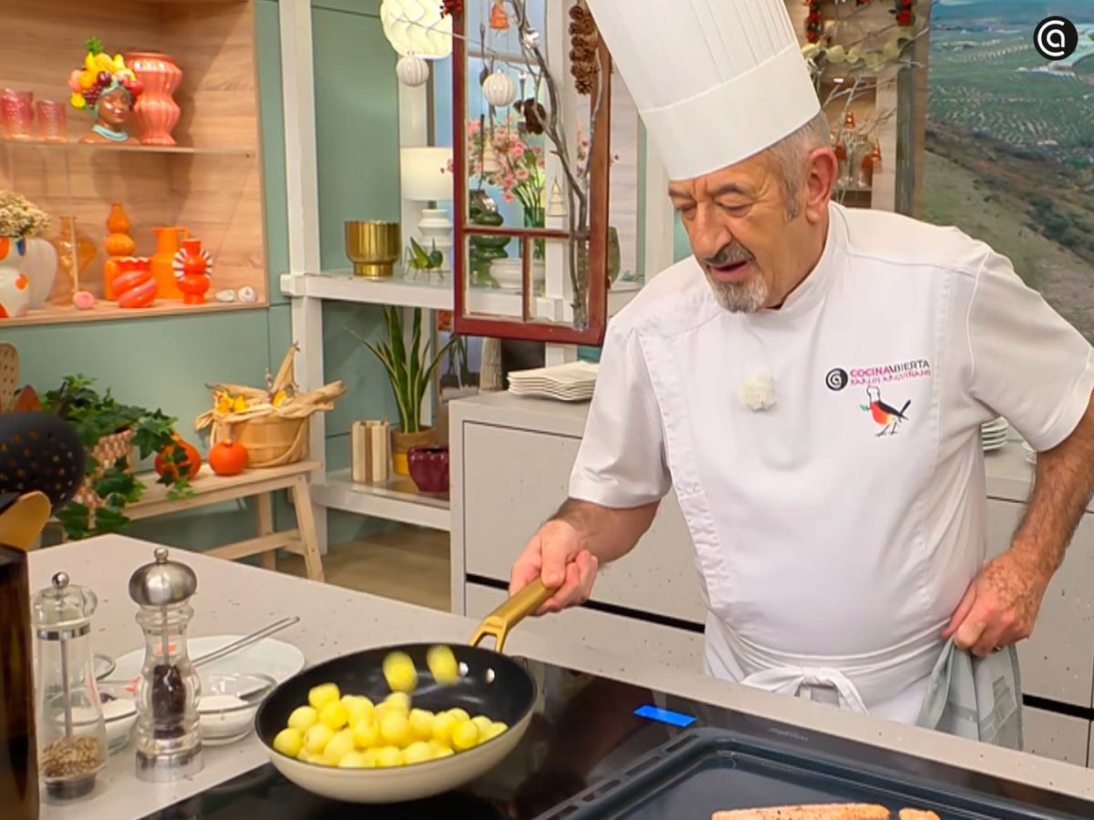 Pasa las patatas cocidas por la sartén con un poco de aceite y cebollino picado