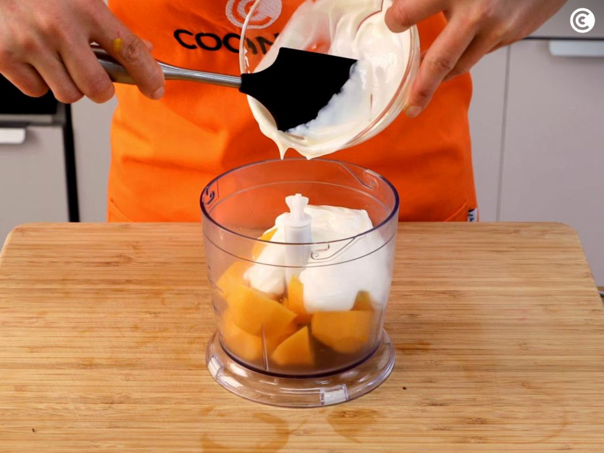 Triturar el melocotón con el yogur para hacer los polos