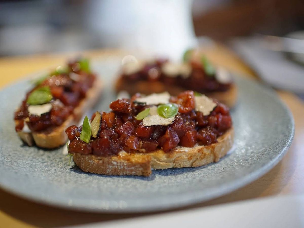 Tartar de atún rojo de almadraba servido sobre pan crujiente.