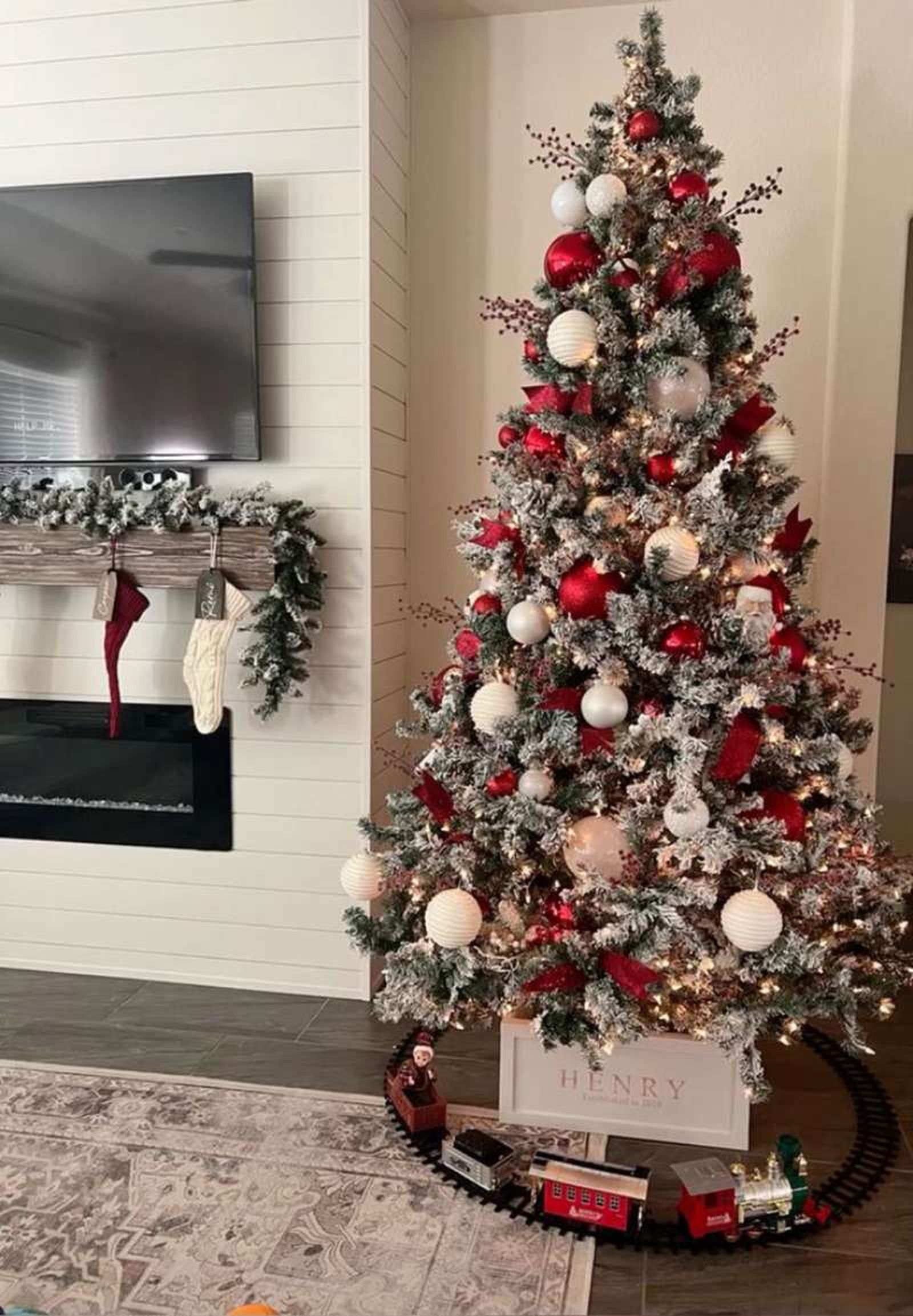 Pie del árbol de Navidad decorado con un tren. Pie del árbol de Navidad decorado con un tren.