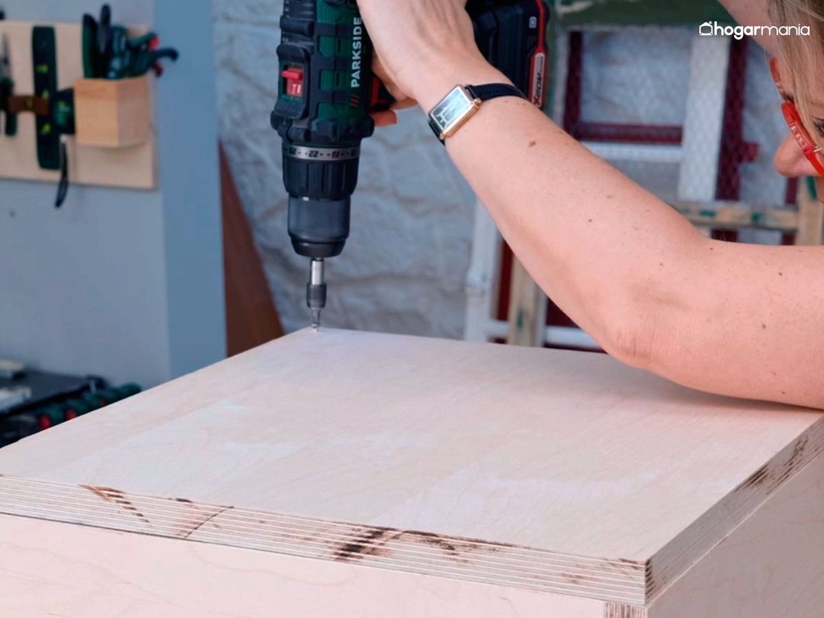 Crea un cubo de madera cerrado con la caja para utilizar de base de la mesa de azulejos