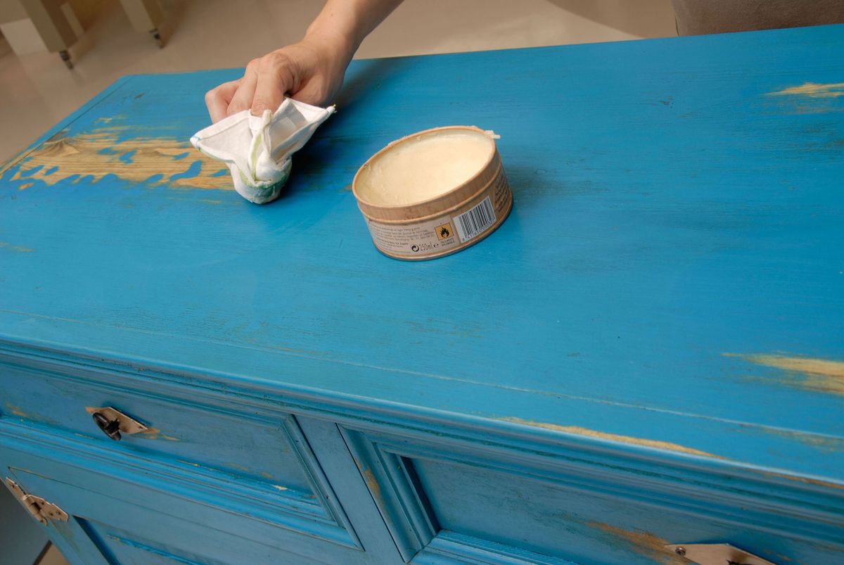 Aparador azul de aspecto envejecido paso 11